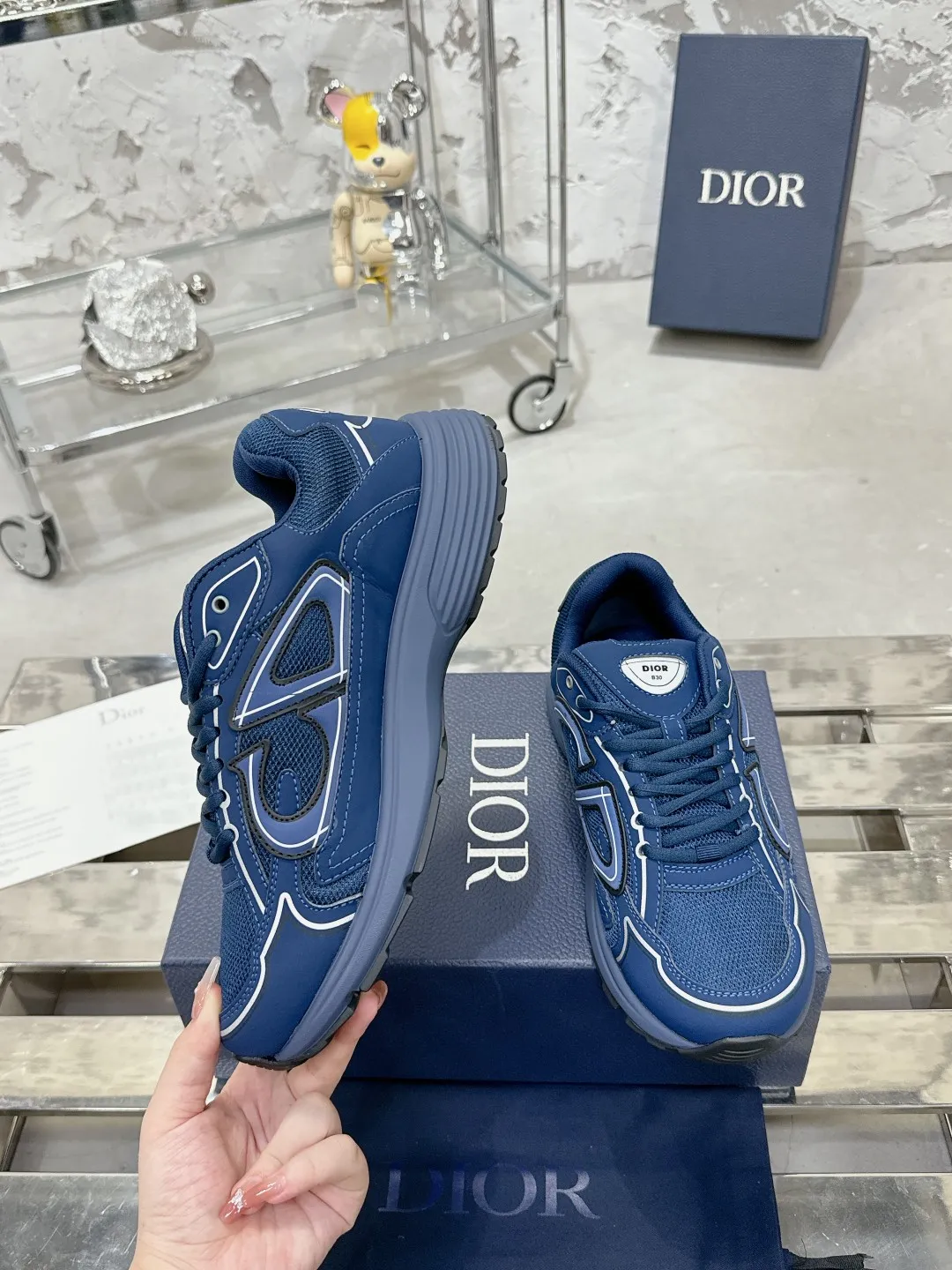 Men's men's shoes 💰600❤️❤️❤️High version Dior Dior's latest color matching B30 series reflective dad sneakers original 17380💰 purchased for development and production Brand new B30 sneakers Dad Shoes style shoes that follow the trend of the retro market The Dior logo on the tongue also indicates that this pair of shoes is the B30 model! B30 uses fine-textured leather and mesh cloth materials to form a shoe body. There are conspicuous letters CD on both sides of the shoe body to indicate identity. Many lines on the shoe body outline details to make the shoes look less monotonous and full of retro flavor. The delivery counter is exquisitely packaged🛍📦 ▪️Fabric: Original customized technical fabric + mesh ▪️Inner lining: Customized breathable lining ▪️Outsole: Original molded IP foam + TPU outsole ▪️Sole thickness: 3.5CM ▪️Size: Women’s size 35-40 / Men’s size 39-46
